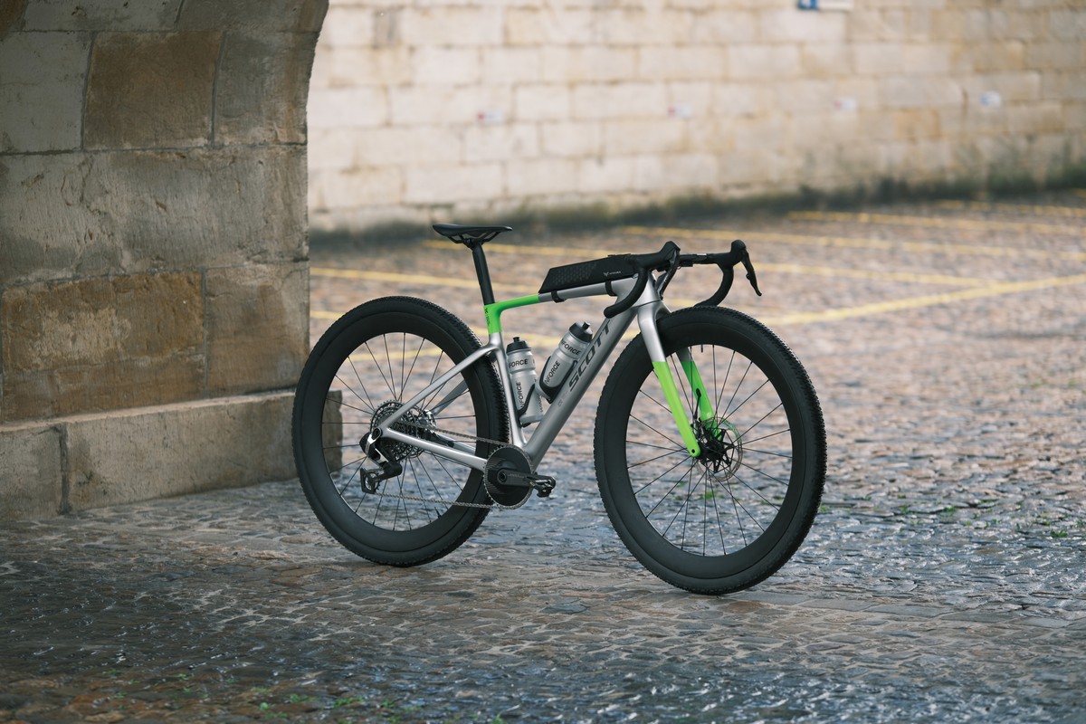 Gravel race bike Scott RC Gravel 32” z večjim premerom obročnikov za boljši nadzor na razbitem terenu